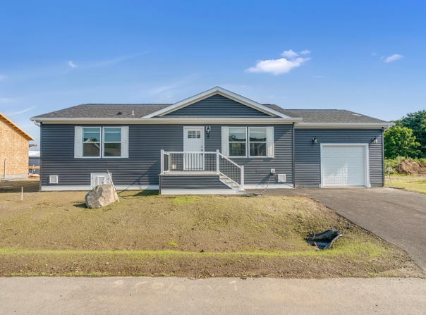 8 Colony Way, Kittery, ME 03904