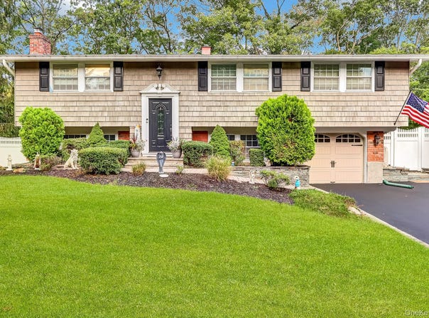 1 Cottontail Lane, East Setauket, NY 11733