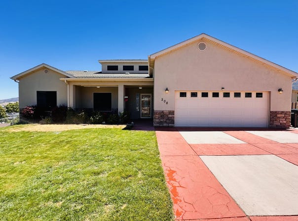 208 N Guidelight DR, Cedar City, UT 84720