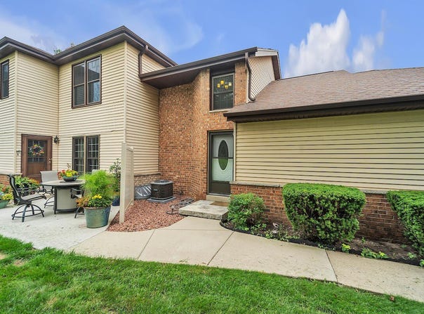 8127 S Legend Dr, Franklin, WI 53132