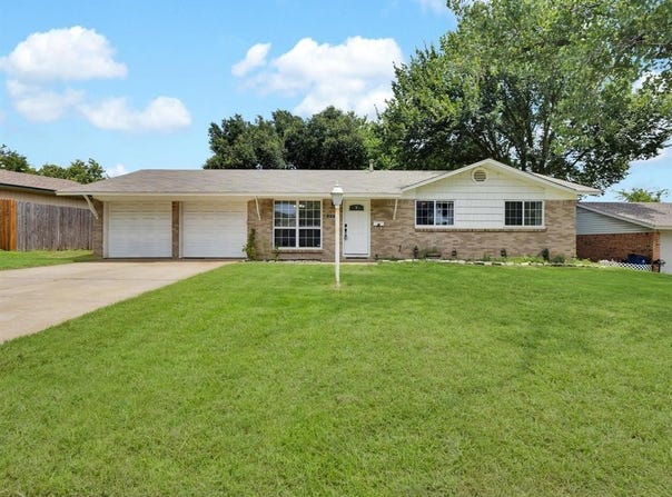 540 NW Mound Street, Burleson, TX 76028