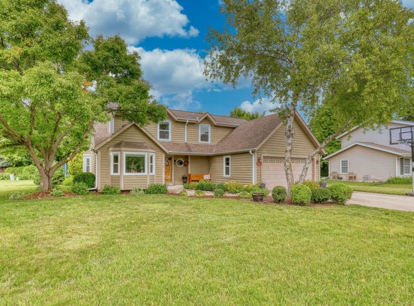 W227n2527 Meadowood Ln, Waukesha, WI 53186