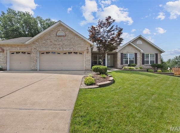 5046 Castle Douglas Drive, St Peters, MO 63304