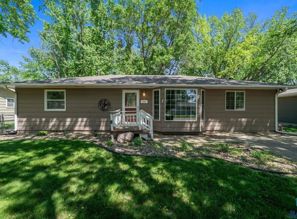 204 N Maple St, Viborg, SD 57070