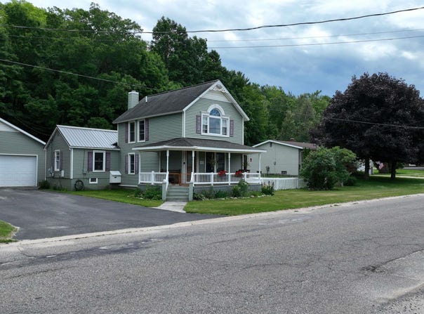 1483 Washington, Munising, MI 49862