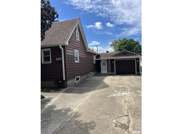 1712 E WASHINGTON Street, Clinton, IL 61727
