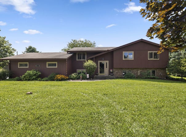 6649 E Oak Hill Road, Stillman Valley, IL 61084