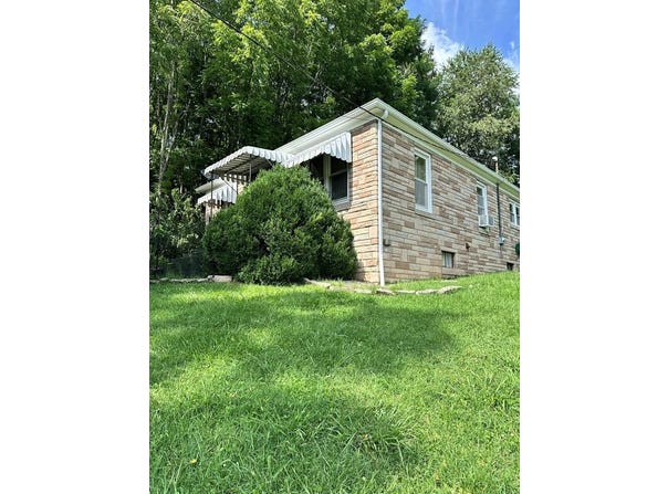 102 Roscoe Street, BLUEFIELD, VA 24605