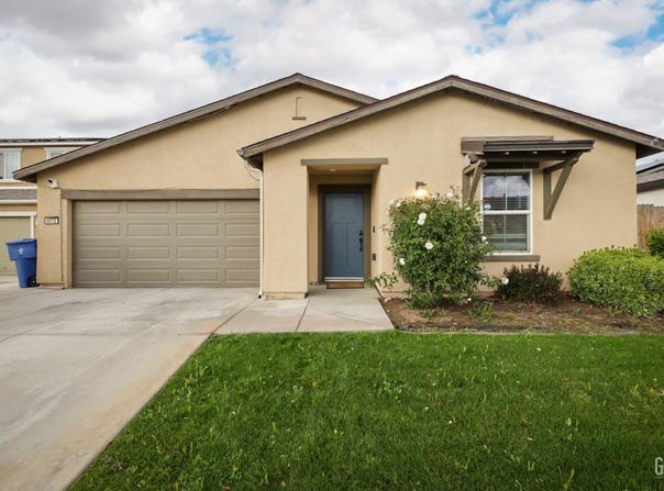 6012 Esmerelda, Bakersfield, CA 93313