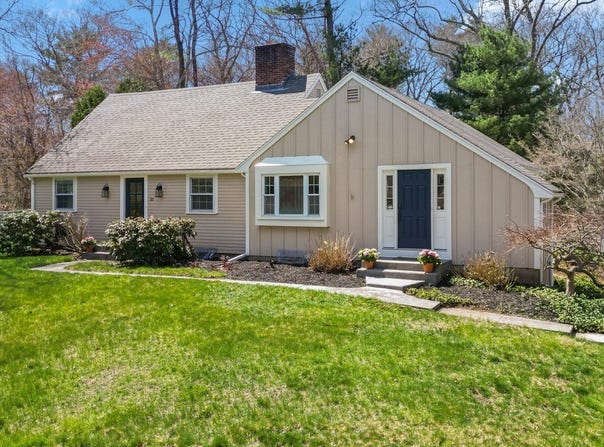26 Parsonage Ln, Topsfield, MA 01983