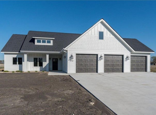2132 Deerwood Drive, North Mankato, MN 56003