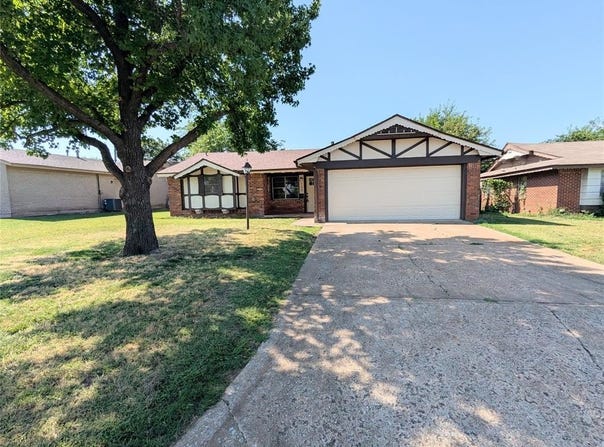 104 SW 10th Street, Moore, OK 73160