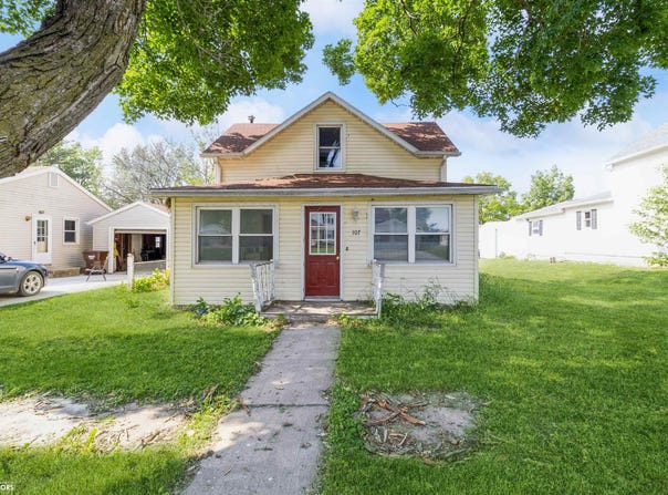 107 3rd Street NE, State Center, IA 50247