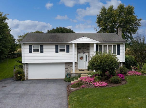 18 PINEWOOD Avenue, EPHRATA, PA 17522