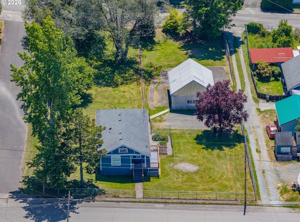 1228 SPRUCE St, MyrtlePoint, OR 97458