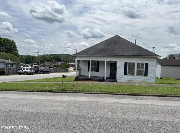 210 E 1st Ave, Lenoir City, TN 37771