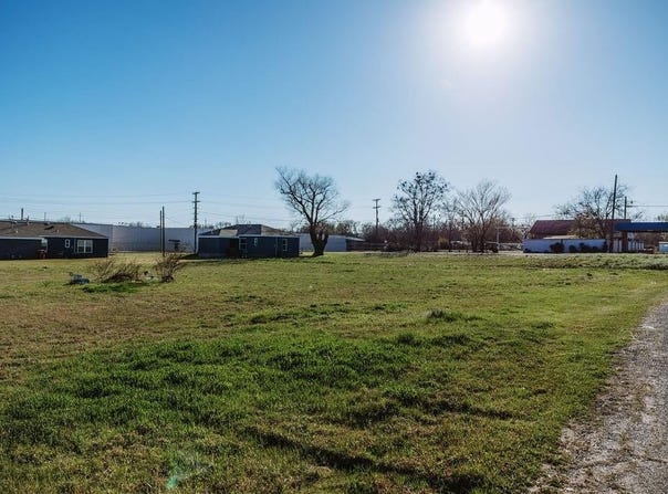 808 E Third St, Bonham, TX 75418