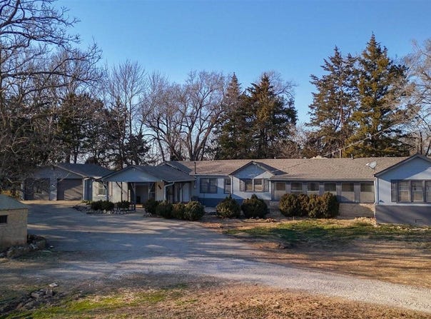113 South Country Club Rd, Arkansas City, KS 67005