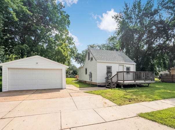 312 S 1st Ave, Brandon, SD 57005