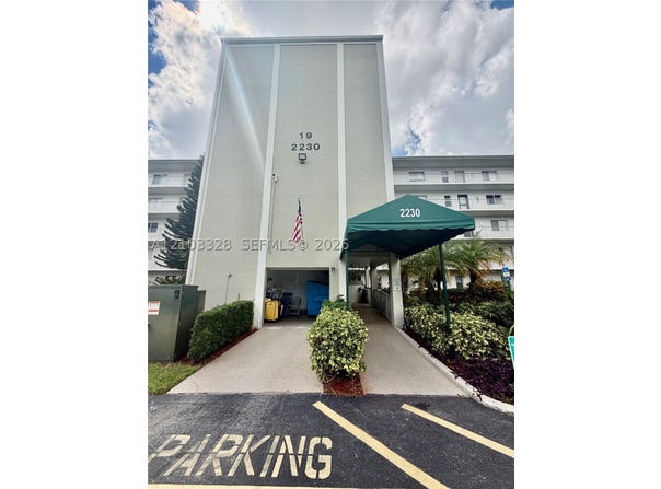 2230 N Cypress Bend Dr, Pompano Beach, FL 33069