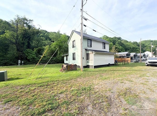 62 Cornsilk Rd, MAYBEURY, WV 24861