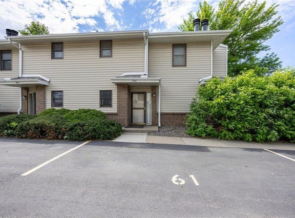 926 E Travelers Trail, Burnsville, MN 55337