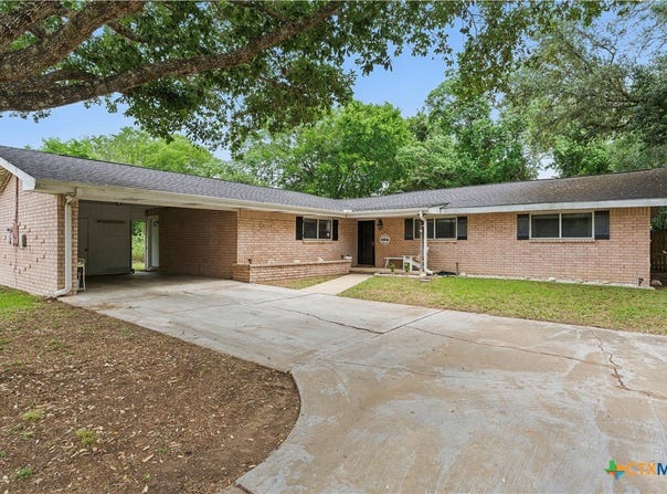 206 Live Oak Street, Gonzales, TX 78629