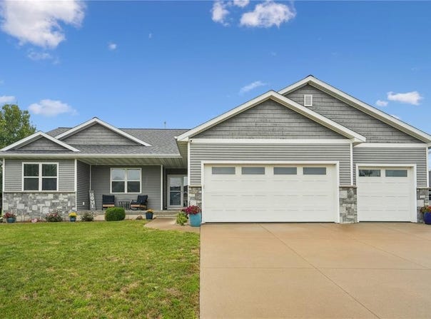 716 Tiburan Lane NE, Cedar Rapids, IA 52402