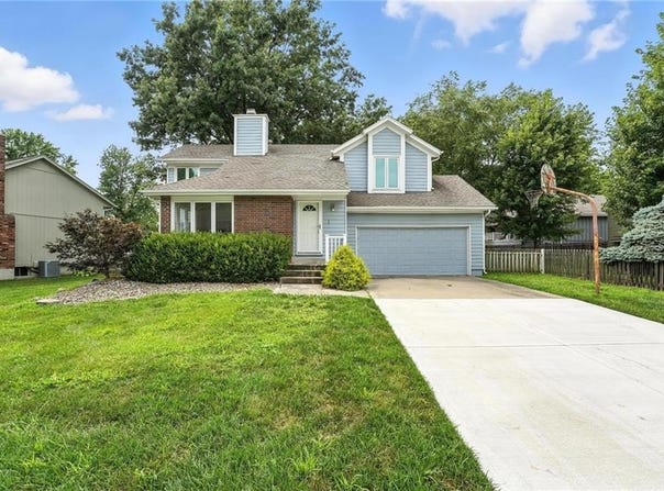 520 SE Country Lane, Lee's Summit, MO 64063