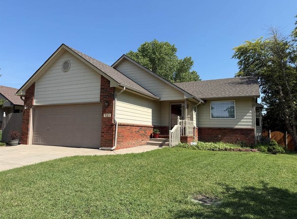 721 S Westview Cir, Andover, KS 67002