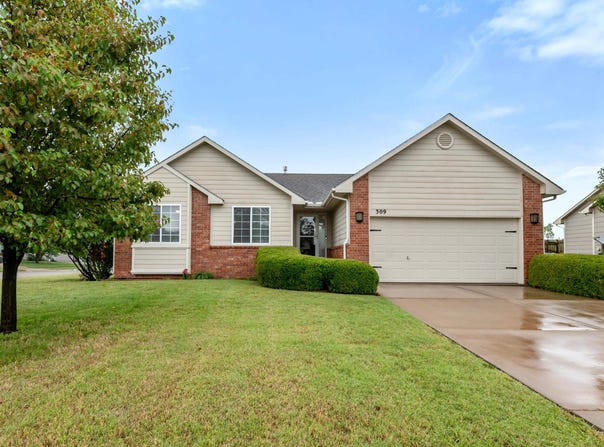 309 N Crest Cir, Wichita, KS 67206-2791