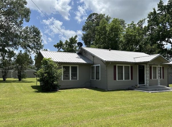 506 Clarksville, Bogata, TX 75417
