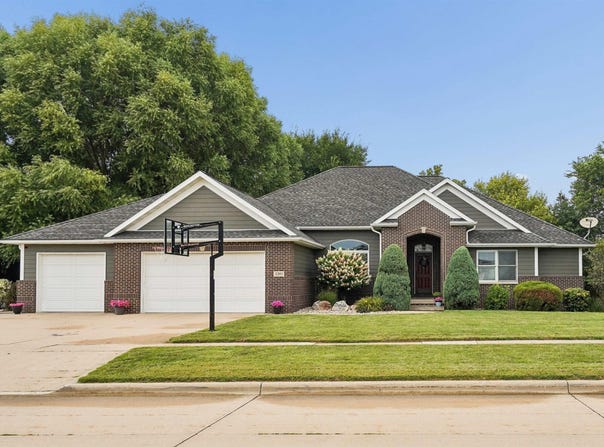 1201 2nd Ave NE, Waverly, IA 50677