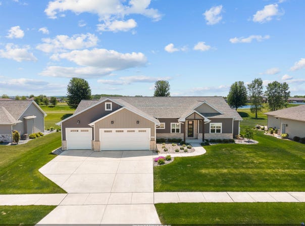 2157 FOX POINT Circle, DE PERE, WI 54115