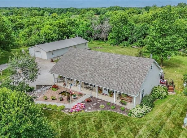 23708 S Southcrest Drive, Peculiar, MO 64078