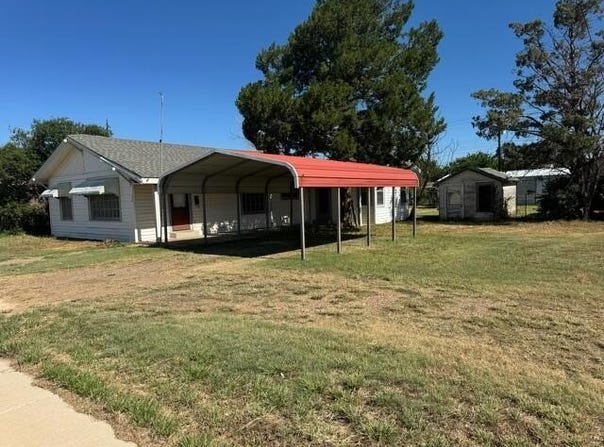 316 W Houston Street, Floydada, TX 79235