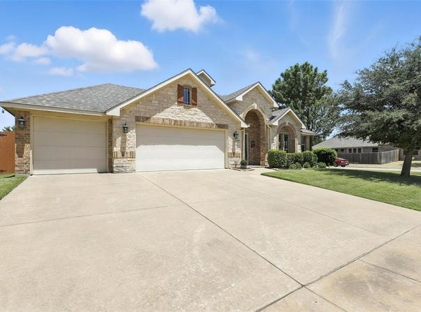 1344 Hearthstone Drive, Burleson, TX 76028