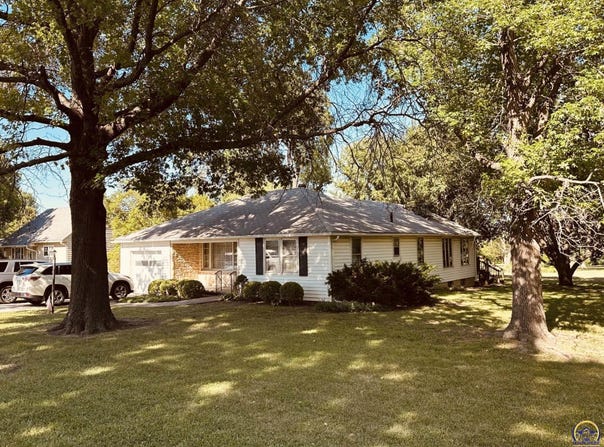 2008 SW Broadview DR, Topeka, KS 66615