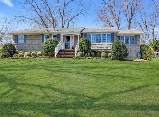 19 Chivalry Lane, Nesconset, NY 11767