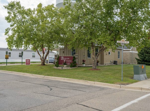 2027 Roundtable Rd, North Mankato, MN 56003