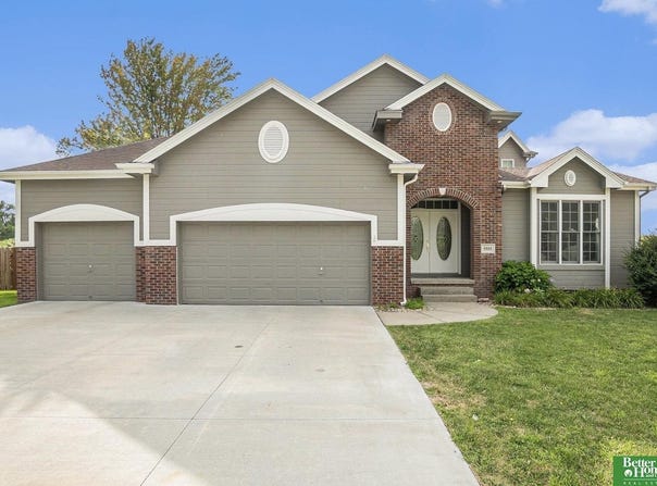 9808 S 28th Avenue Circle, Bellevue, NE 68123