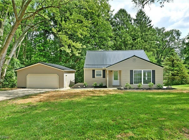1911 Hubbard Thomas Road, Hubbard, OH 44425