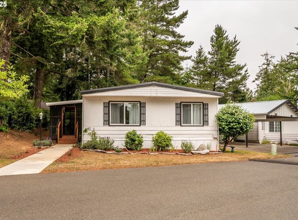 640 VILLAGE PINES DR, Coos Bay, OR 97420