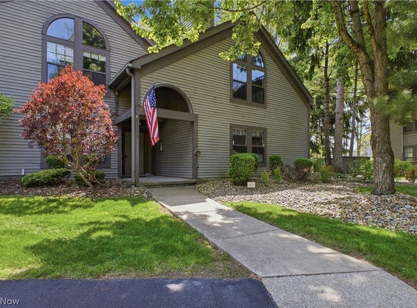 1293 Red Tail Hawk, Boardman, OH 44512