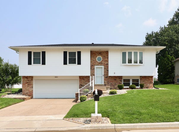 2511 EMERALD Drive, Davenport, IA 52806