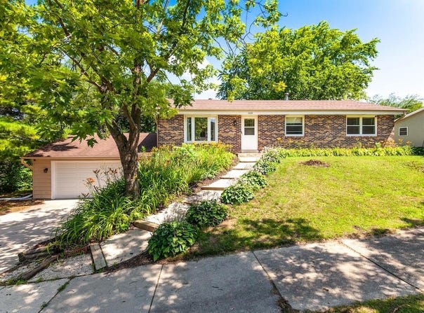 2028 Dixie Dr, Waukesha, WI 53189