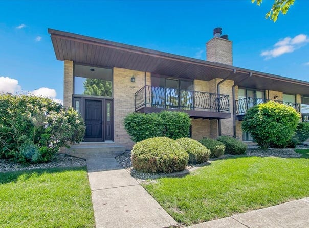 16110 Pine Drive, Tinley Park, IL 60477