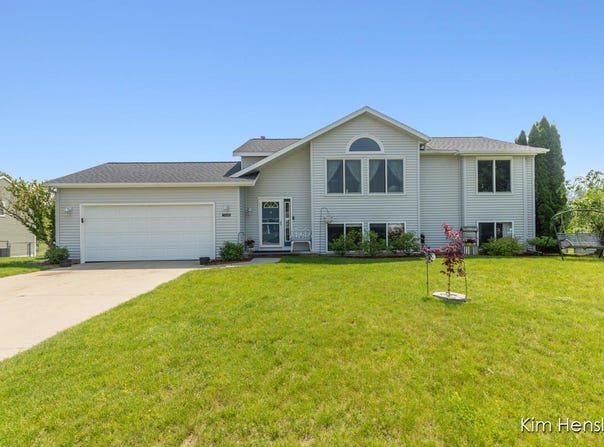 7088 Quintara Drive NE, Comstock Park, MI 49321