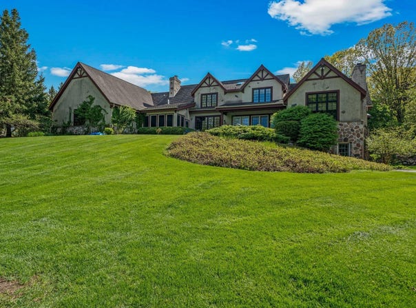 W330n247 Kettle Moraine Dr, Delafield, WI 53018