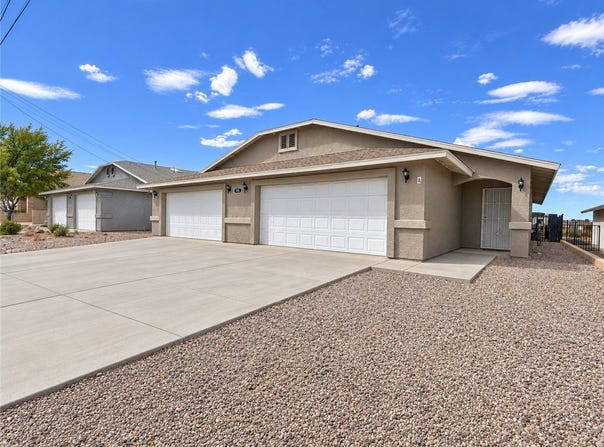 955 E Beverly Avenue, Kingman, AZ 86409